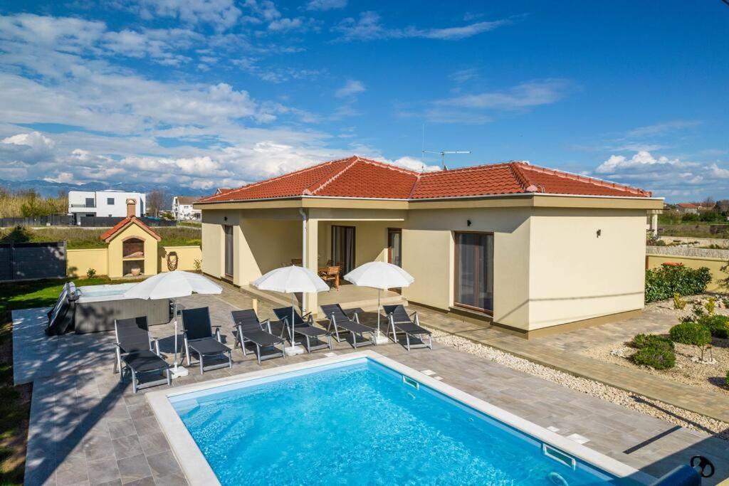 Villa Mattina, With Heated Pool And Jacuzzi Privlaka  Exterior photo