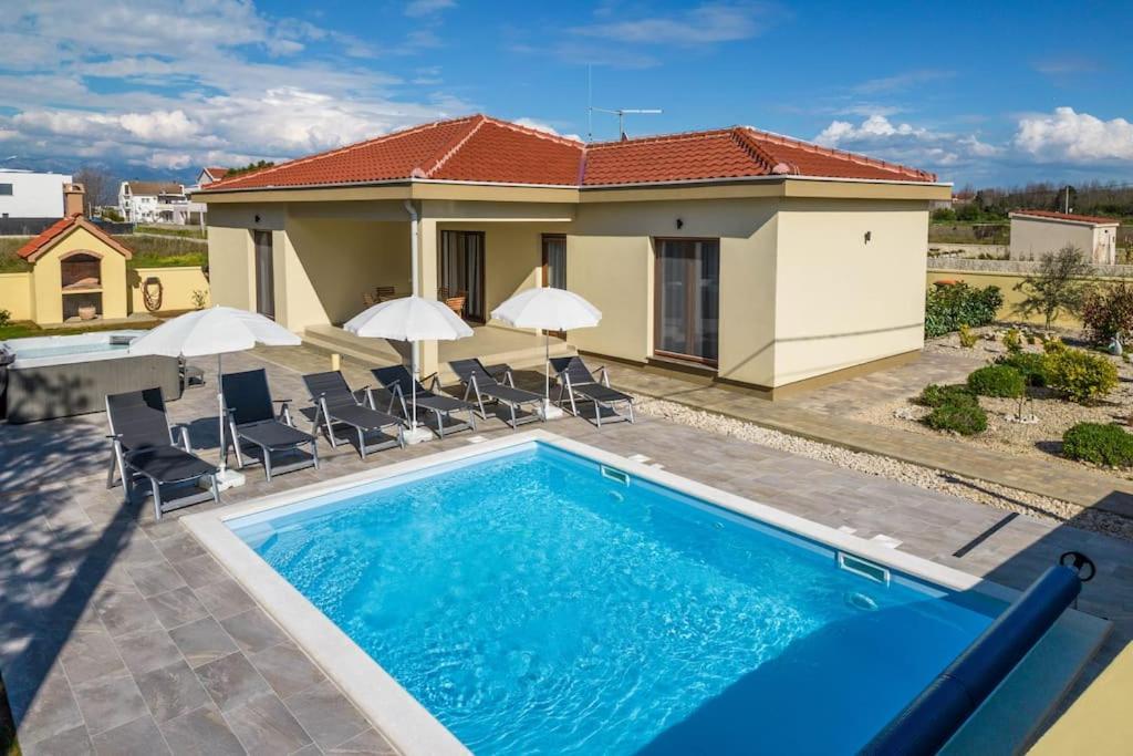 Villa Mattina, With Heated Pool And Jacuzzi Privlaka  Exterior photo